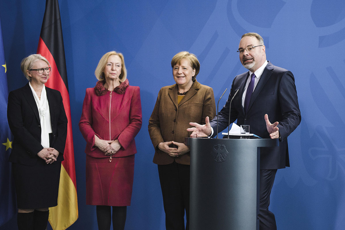 Bundeskanzlerin Angela Merkel bei der Übergabe des Gutachtens 2018 der Expertenkommission Forschung und Innovation (EFI).