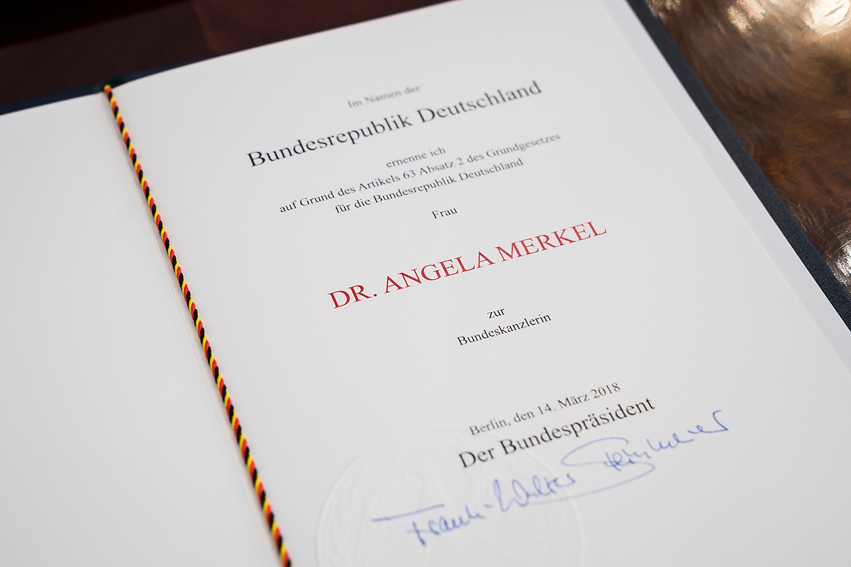 Ernennungsurkunde von Bundeskanzlerin Angela Merkel.