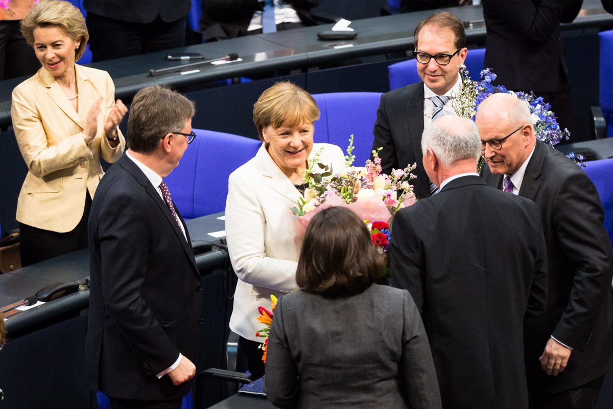 Bundeskanzlerin Angela Merkel nimmt Blumen nach der Wiederwahl entgegen.