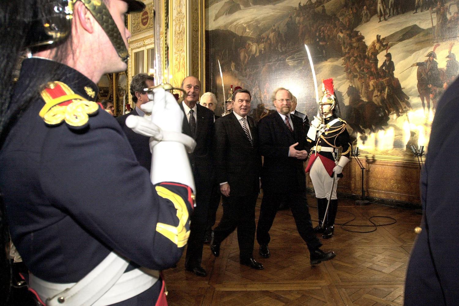 22 January 2003: Chancellor Gerhard Schröder (centre), French President Jacques Chirac (at left) and Bundestag President Wolfgang Thierse on their way to the joint session of the two parliaments