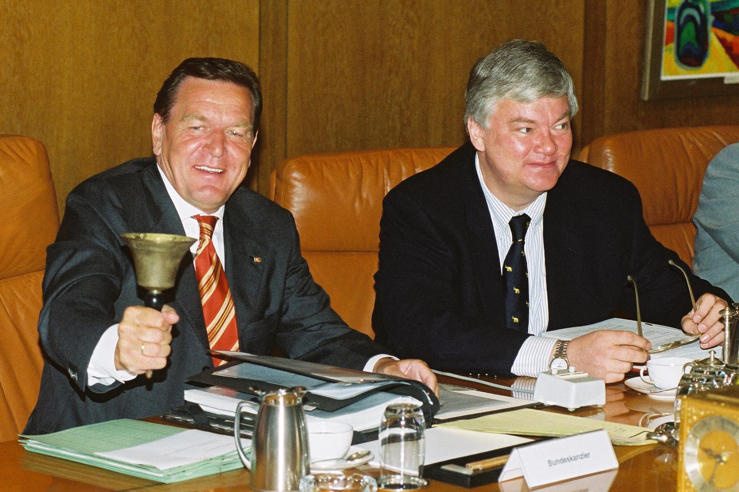 Chancellor Gerhard Schröder rings the bell to open the last Cabinet meeting in Bonn