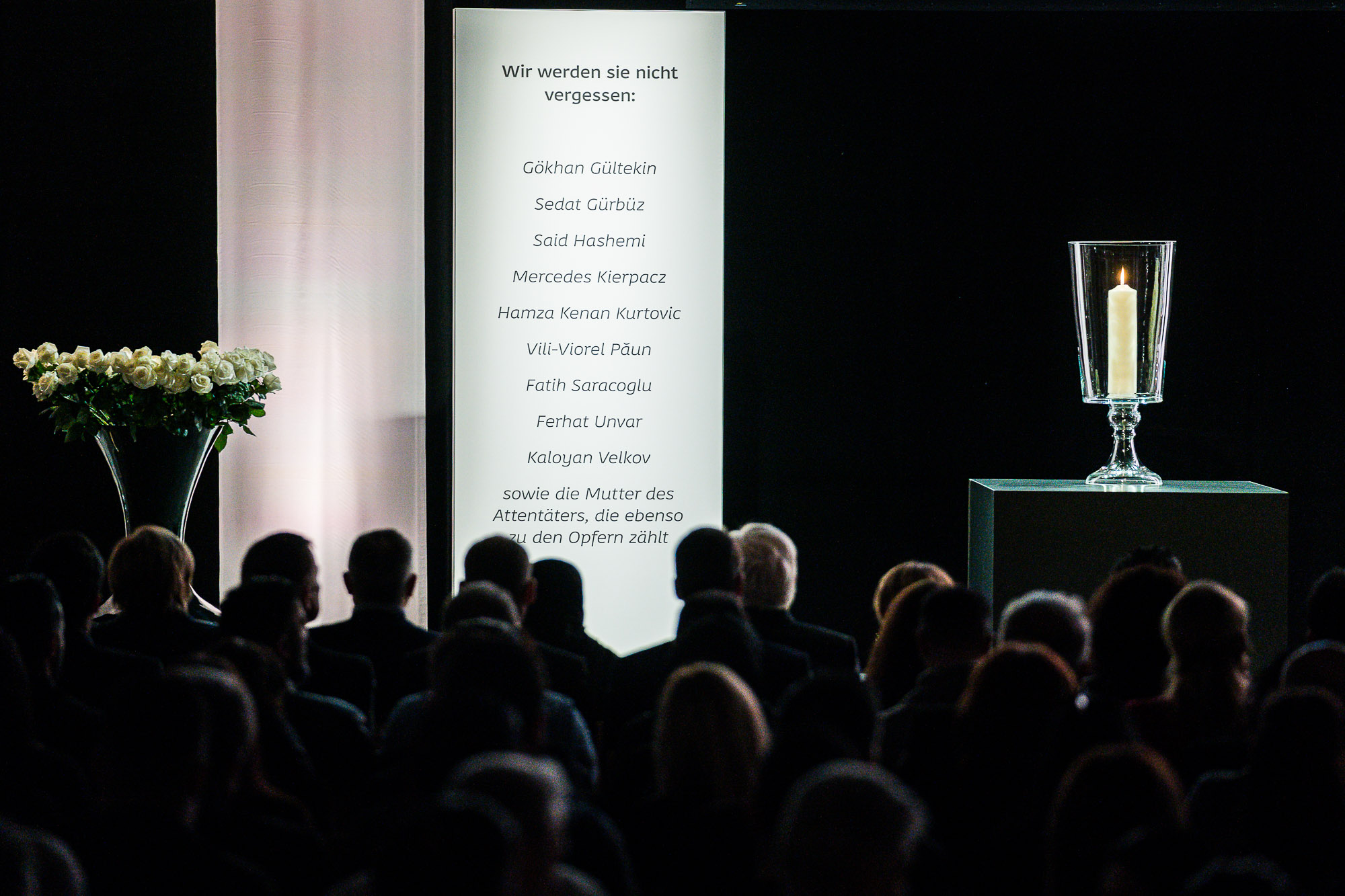 The names of the victims were displayed on the stage at the memorial service in Hanau for the victims of the attacks.