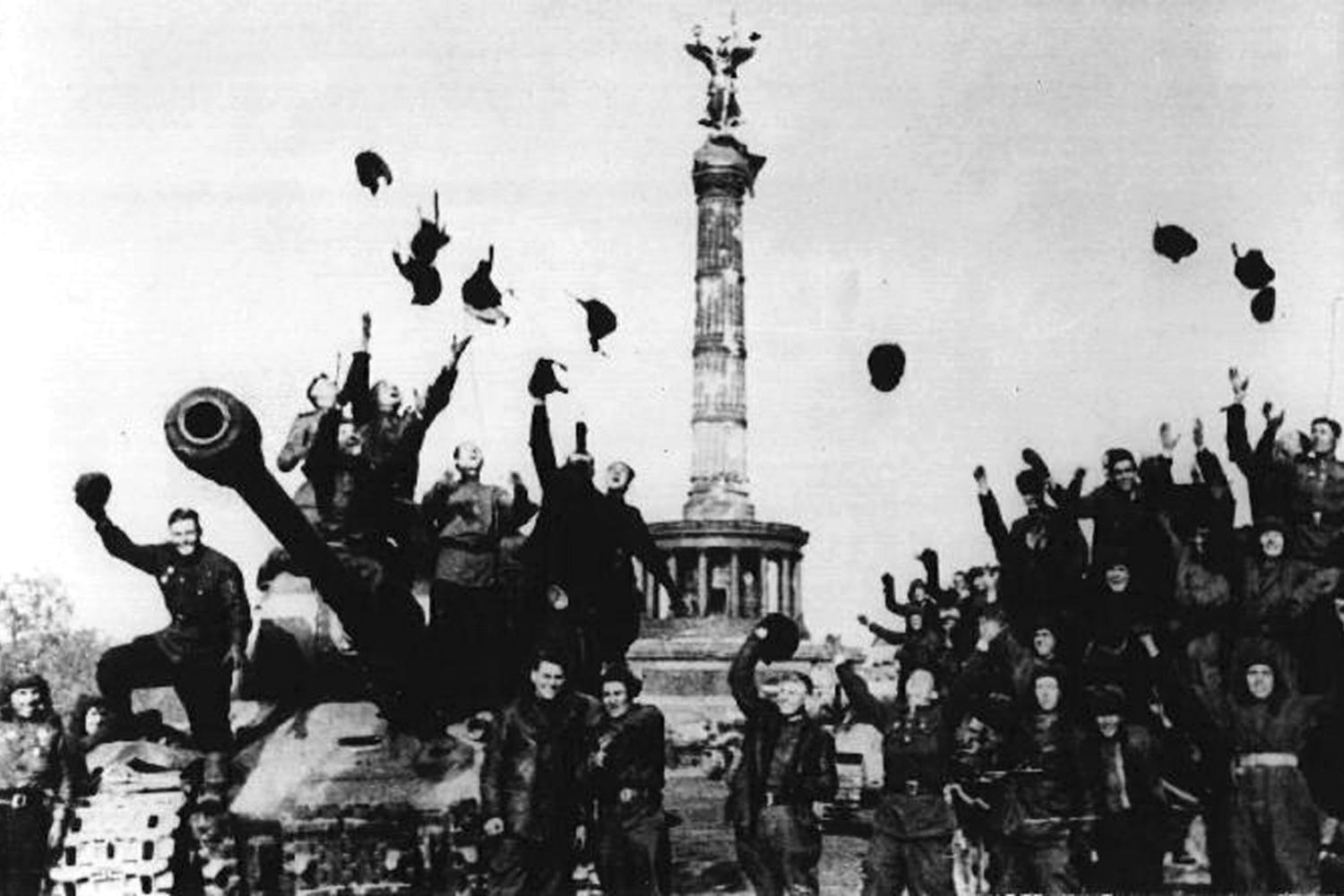 Second World War. Capitulation in 1945: Jubilant Soviet soldiers in Berlin