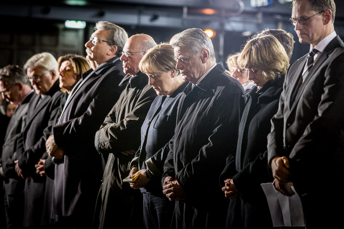 Chancellor Angela Merkel, Federal President Joachim Gauck and other guests attended a memorial service in the Kaiser Wilhelm Memorial Church for the victims of the attack on the Christmas market.