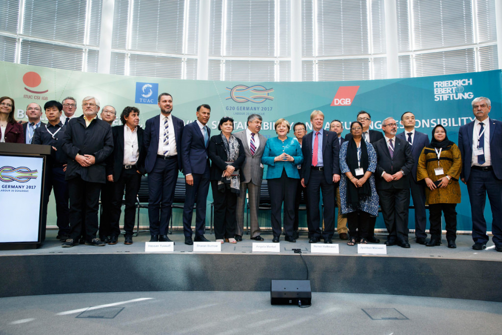 Chancellor Angela Merkel at the Labour20 summit (group photo with participants)