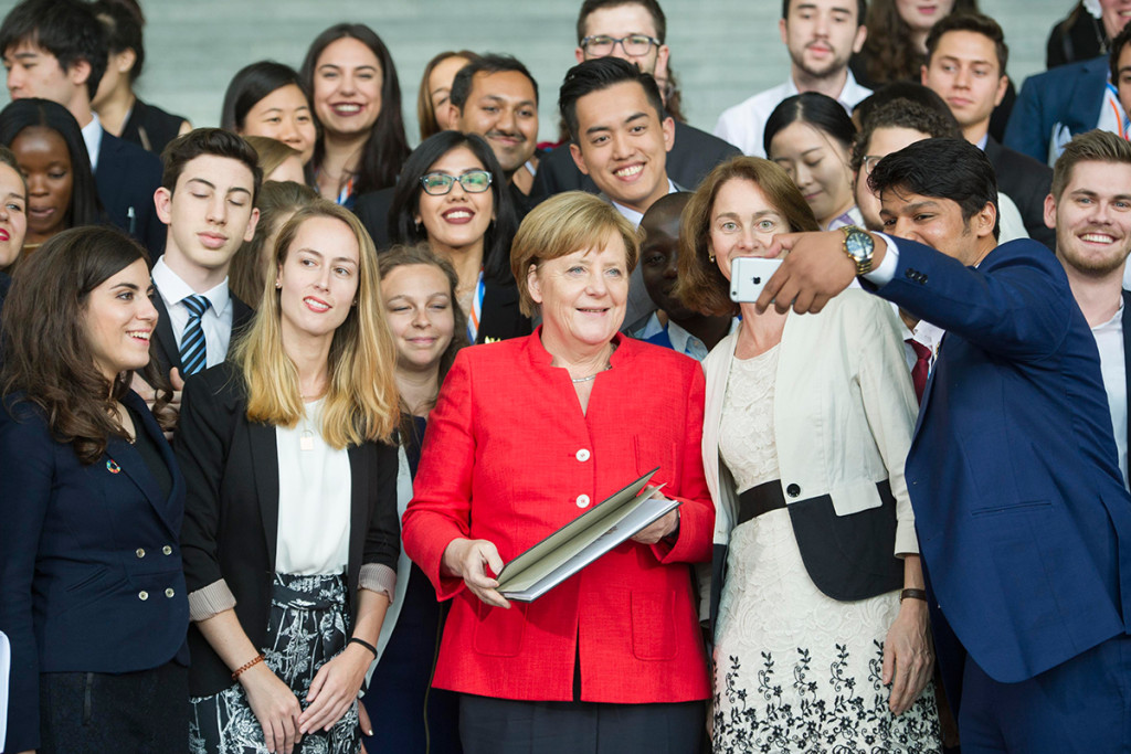 Chancellor Angela Merkel (at left) and Federal Minister for Family Affairs Katarina Barley (SPD) with participants from G20 states at the Y20 (Youth 20) 2017 summit at the Federal Chancellery