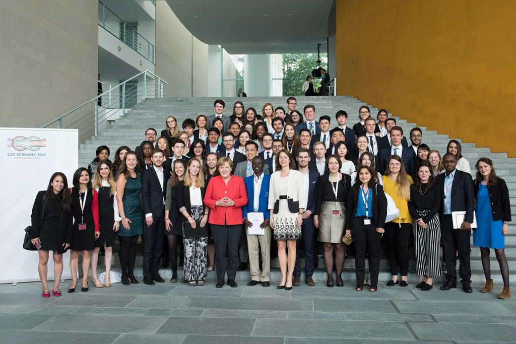 A group photo with Chancellor Angela Merkel, Federal Minister for Family Affairs Katarina Barley and the young people attending the Y20 (Youth 20) summit 2017 at the Federal Chancellery