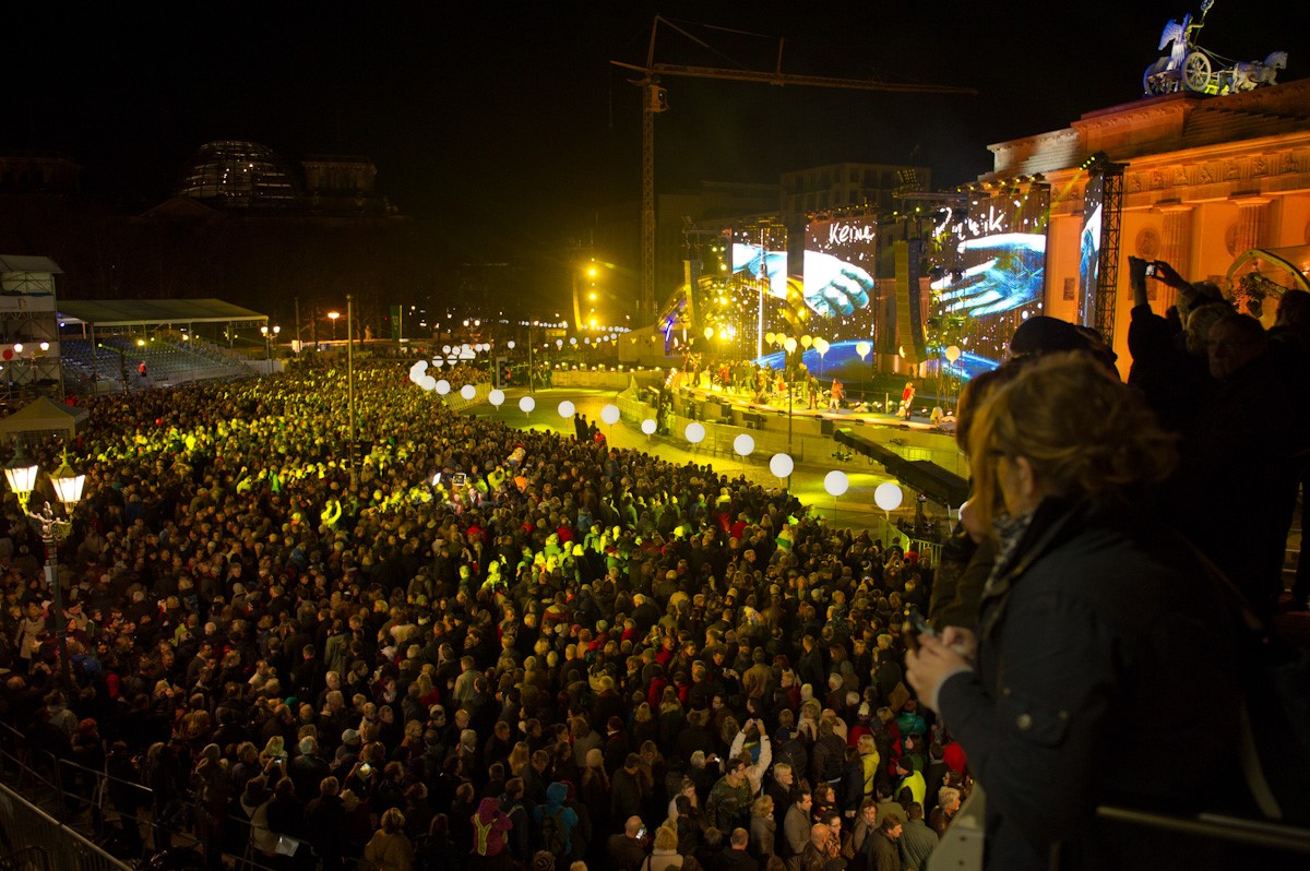 Crowds in front of the Brandenburg Gate