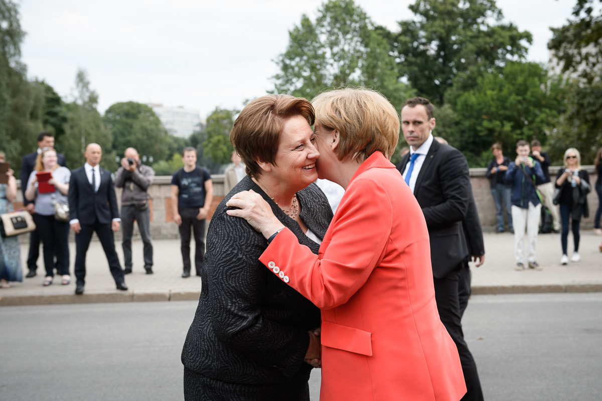 Federal Chancellor Angela Merkel and Latvian Prime Minister Laimdota Straujuma greet each other.