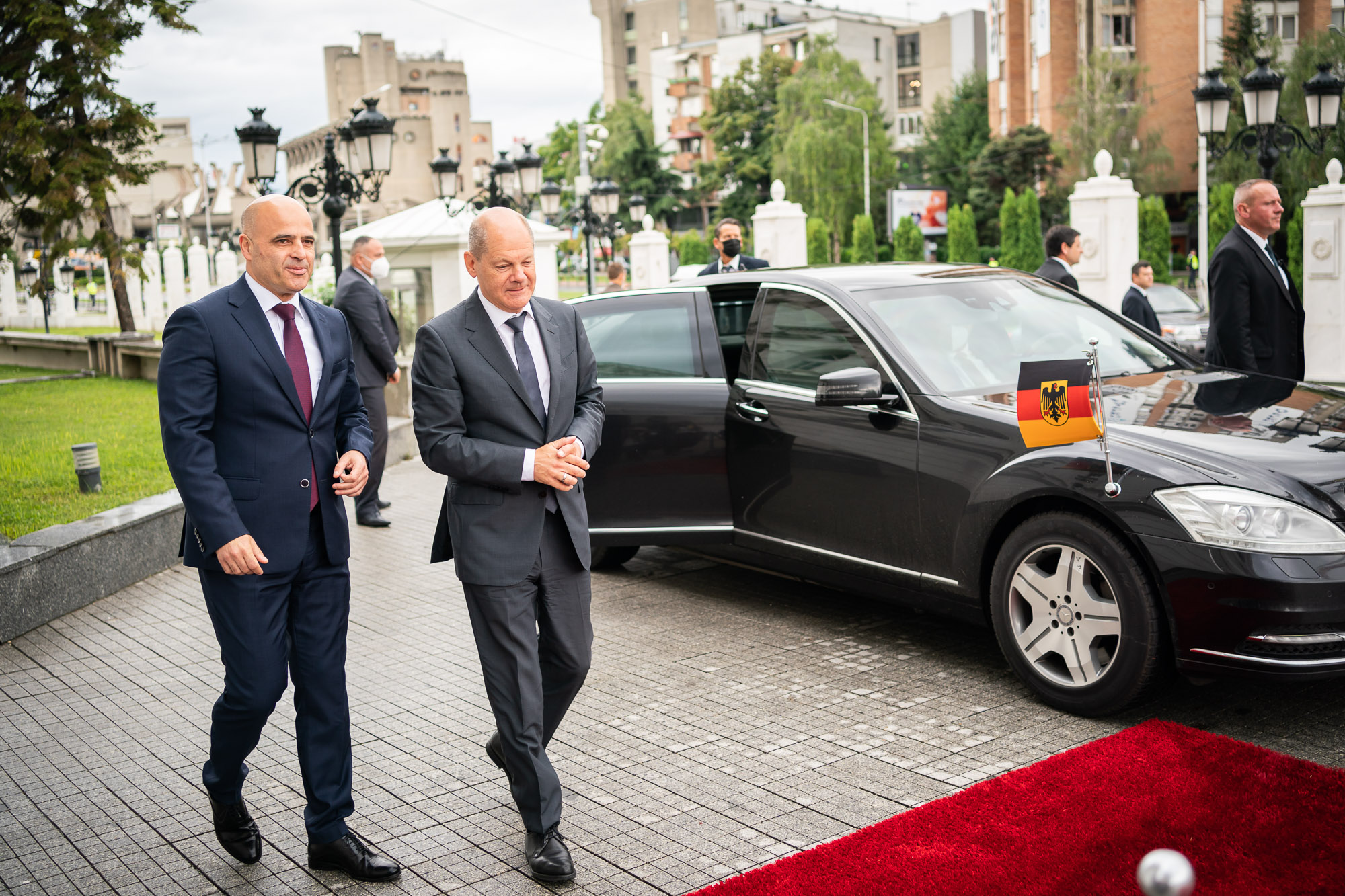 Le chancelier fédéral Olaf Scholz en compagnie du premier ministre de Macédoine du Nord Dimitar Kovacevski