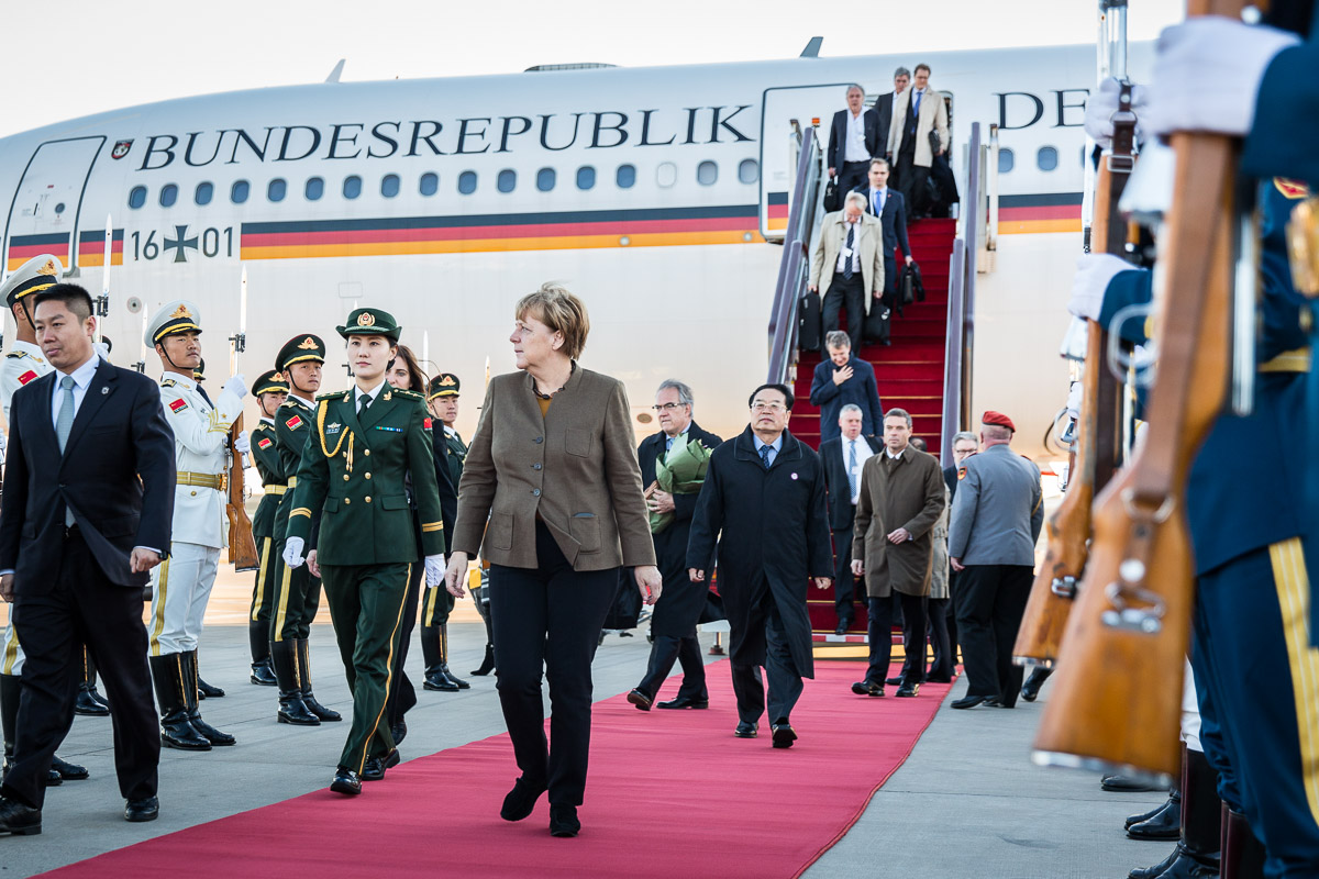 La chancelière fédérale Angela Merkel à son arrivée à l'aéroport de Pékin