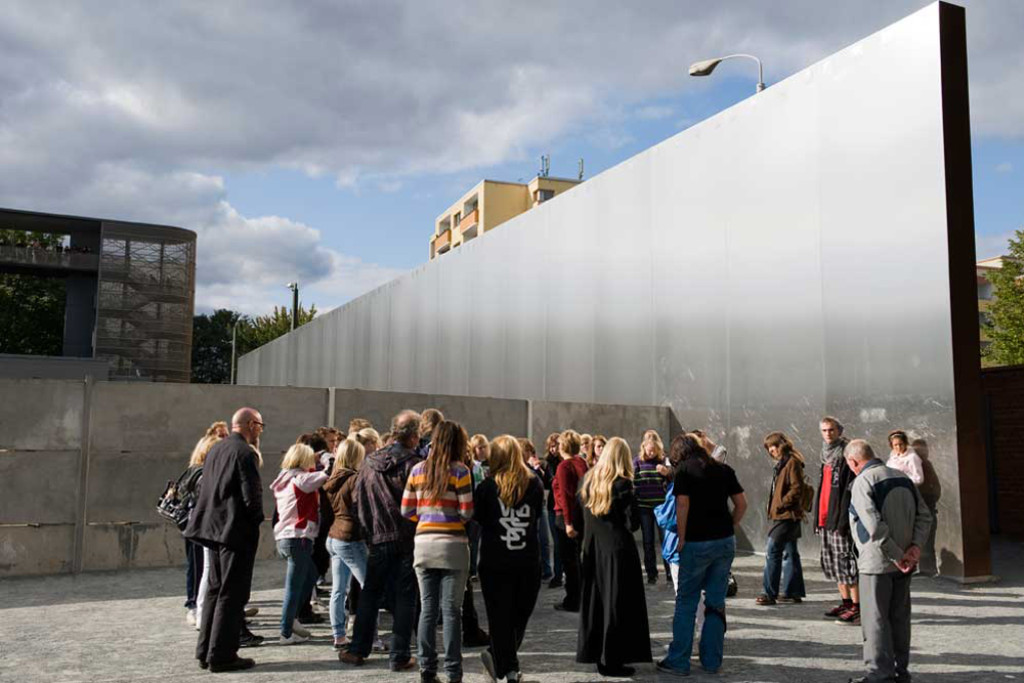 Des visiteurs du mémorial du Mur de Berlin dans la Bernauer Strasse