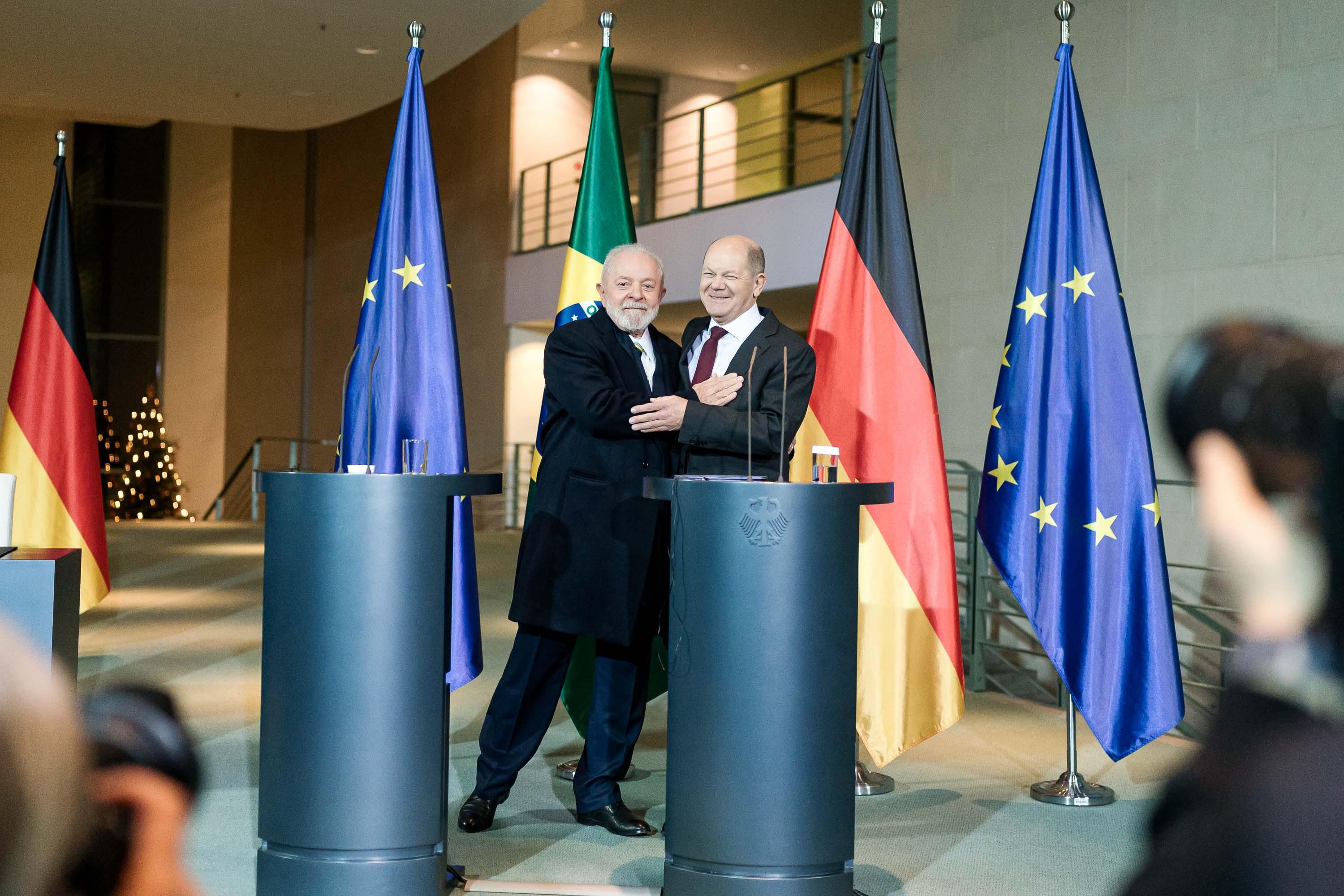 Le chancelier fédéral Olaf Scholz et le président brésilien Luiz Inácio Lula da Silva se donnent l’accolade lors d’une conférence de presse commune.