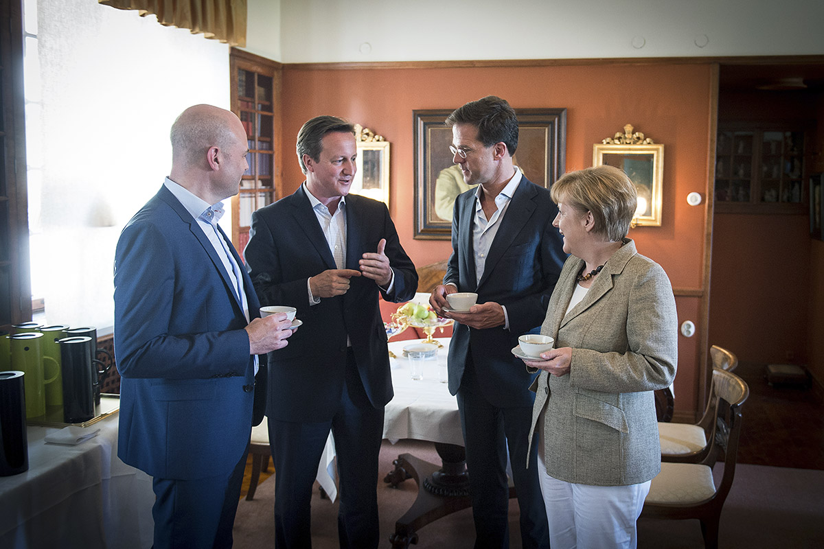 Le premier ministre suédois Fredrik Reinfeldt, le premier ministre britannique David Cameron, le premier ministre néerlandais Mark Rutte et la chancelière allemande Angela Merkel en cours de discussion.