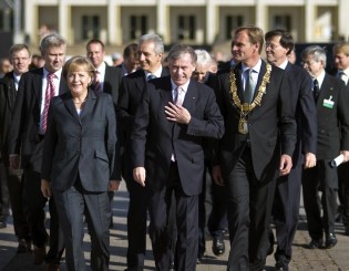 Auf dem Weg zum Festakt: Bundeskanzlerin Merkel und Bundespräsident Köhler