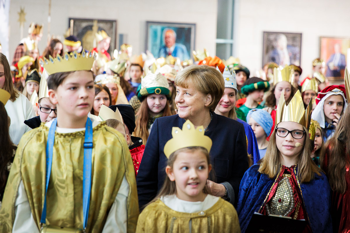 Bundeskanzlerin Angela Merkel empfängt Sternsinger im Bundeskanzleramt.
