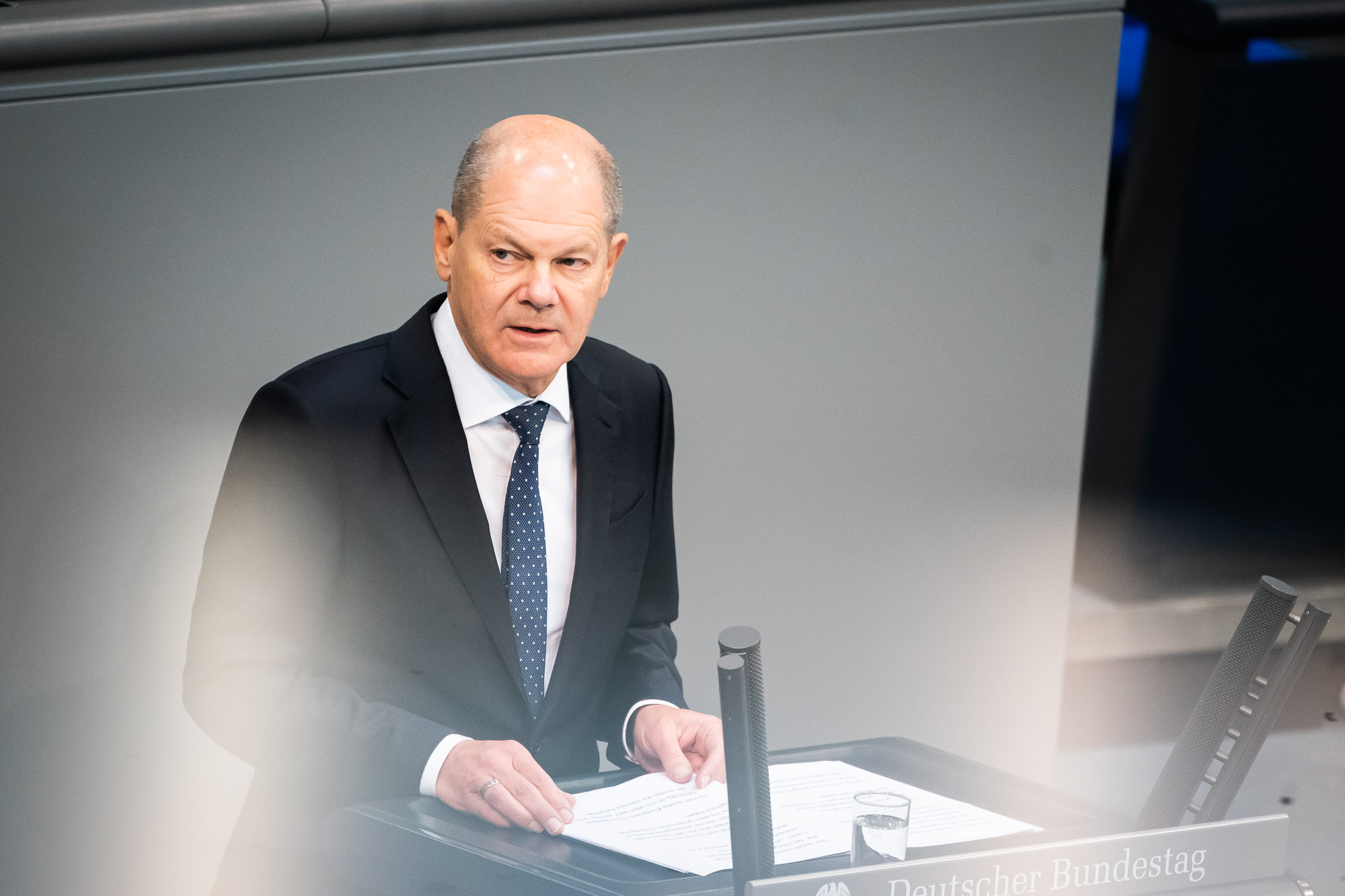 Bundeskanzler Olaf Scholz spricht während einer Regierungserklärung im Bundestag.