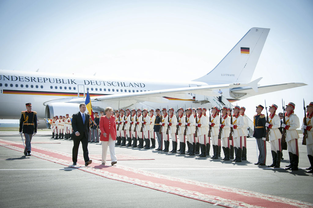 Merkel und Filat schreiten die Ehrenformation der Armee ab.