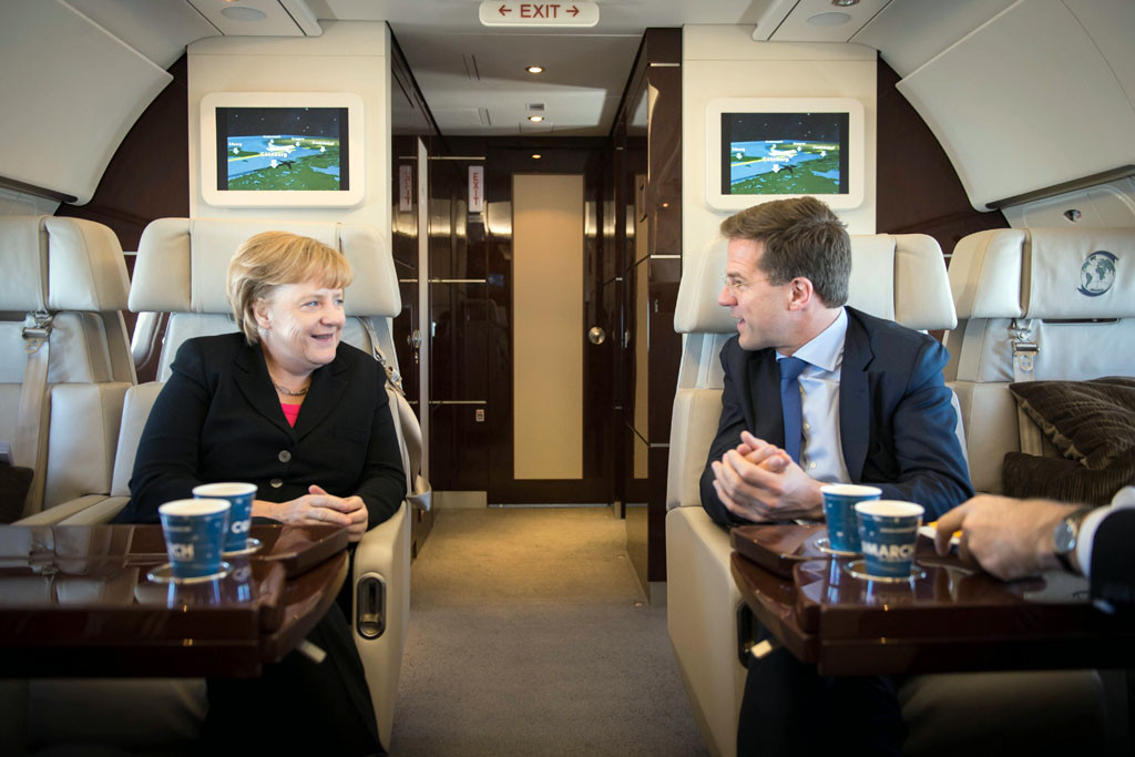 Bundeskanzlerin Angela Merkel und der niederländische Ministerpräsident Mark Rutte im Flugzeug.