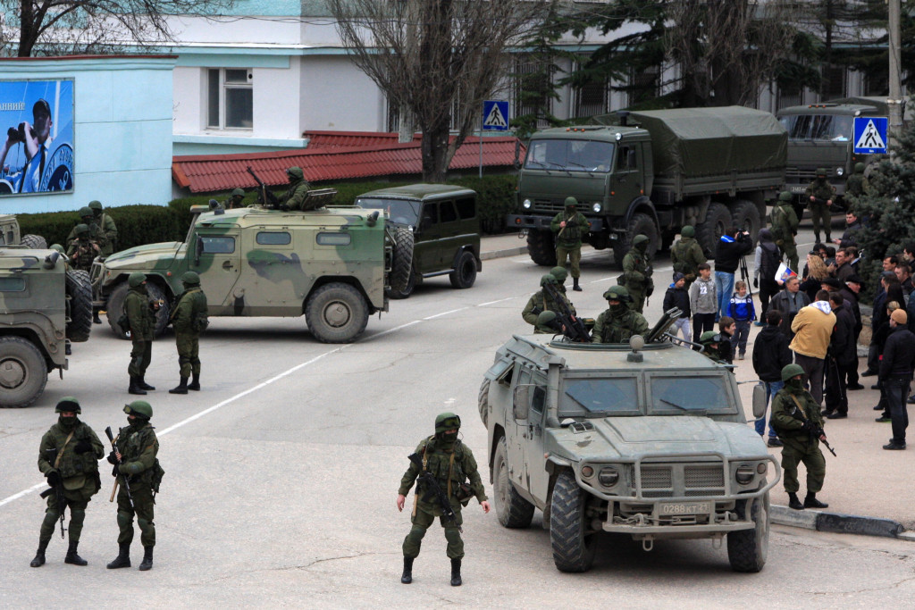 Soldaten mit Fahrzeugen auf einer Straße.