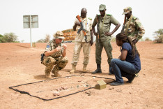 Soldaten des Pionierausbildungskommandos beim Ausbau eines Checkpoints in der Nähe von Ségou im Rahmen der Mission EUTM Mali, am 16.06.2015.
