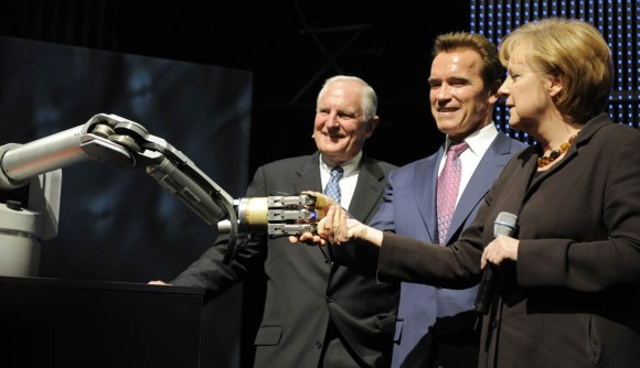 Arnold Schwarzenegger et Angela Merkel en compagnie d'un robot parlant