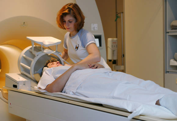 Une infirmière s’occupe d’un patient qui passe une IRM au centre hospitalier Helle-Mitte à Berlin. L’IRM est une méthode de diagnostic confirmée.