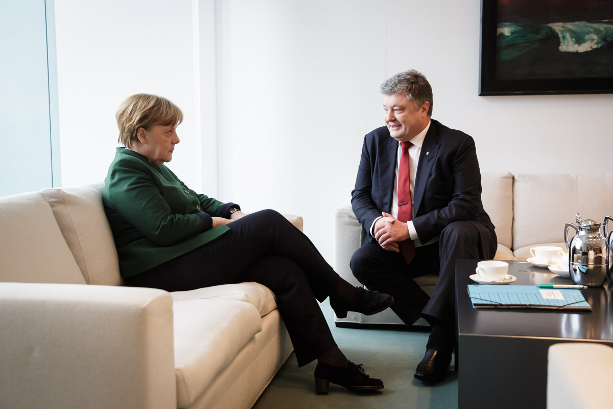 La chancelière allemande discute avec le président ukrainien.