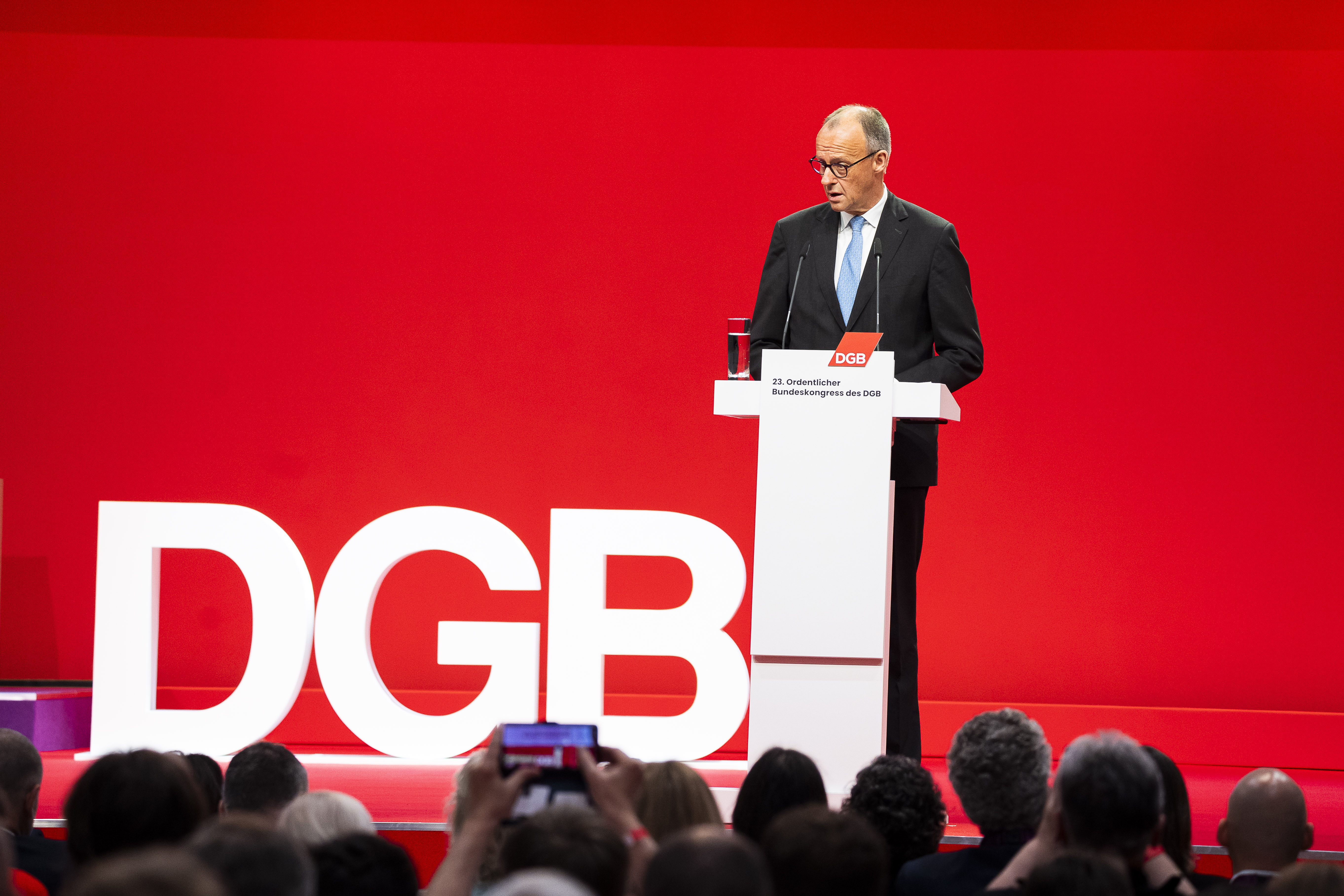 Bundeskanzler Friedrich Merz spricht auf der Bühne beim DGB-Bundeskonkgress.