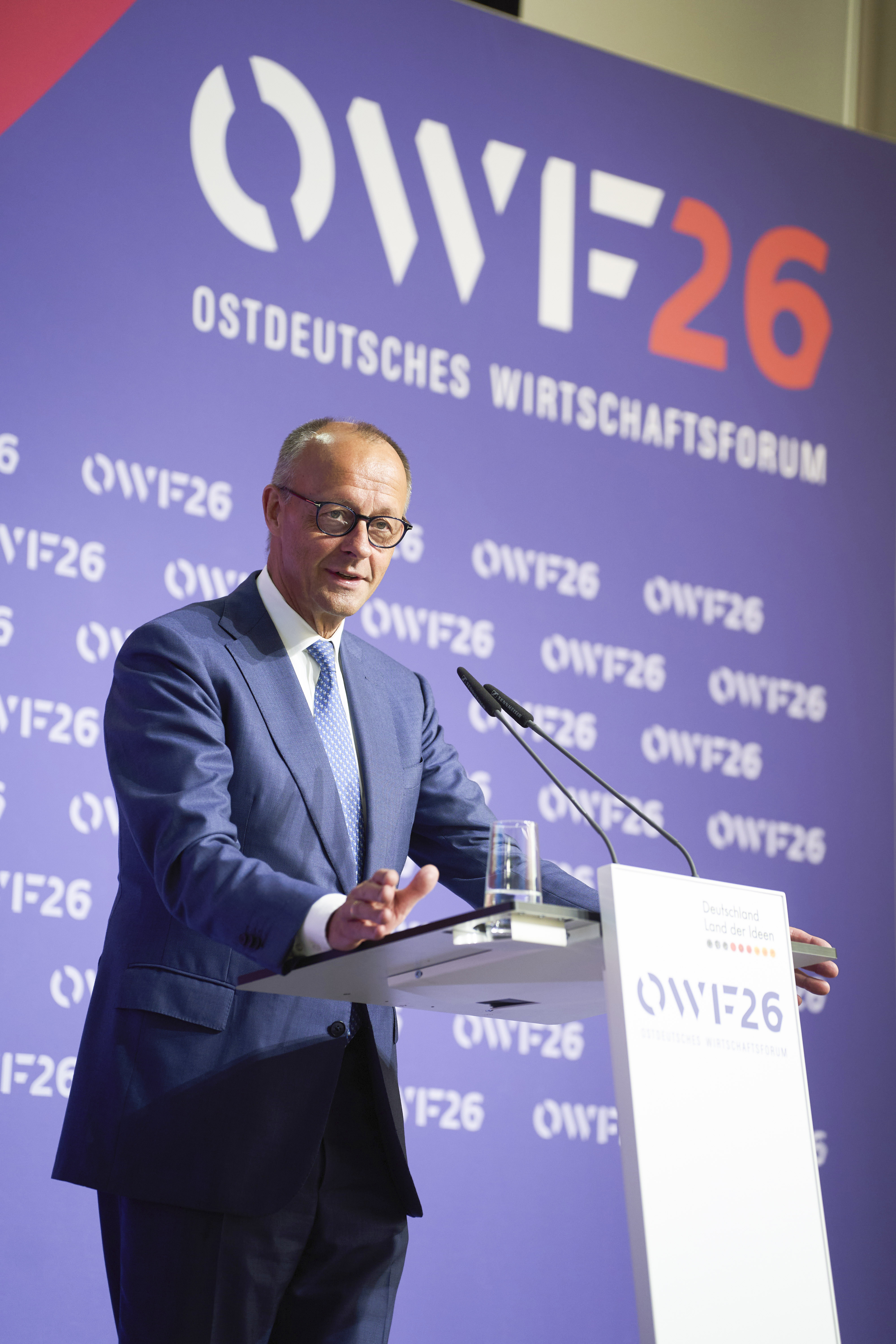 Bundeskanzler Friedrich Merz spricht auf der Bühne beim Ostdeutsches Wirtschaftsforum.