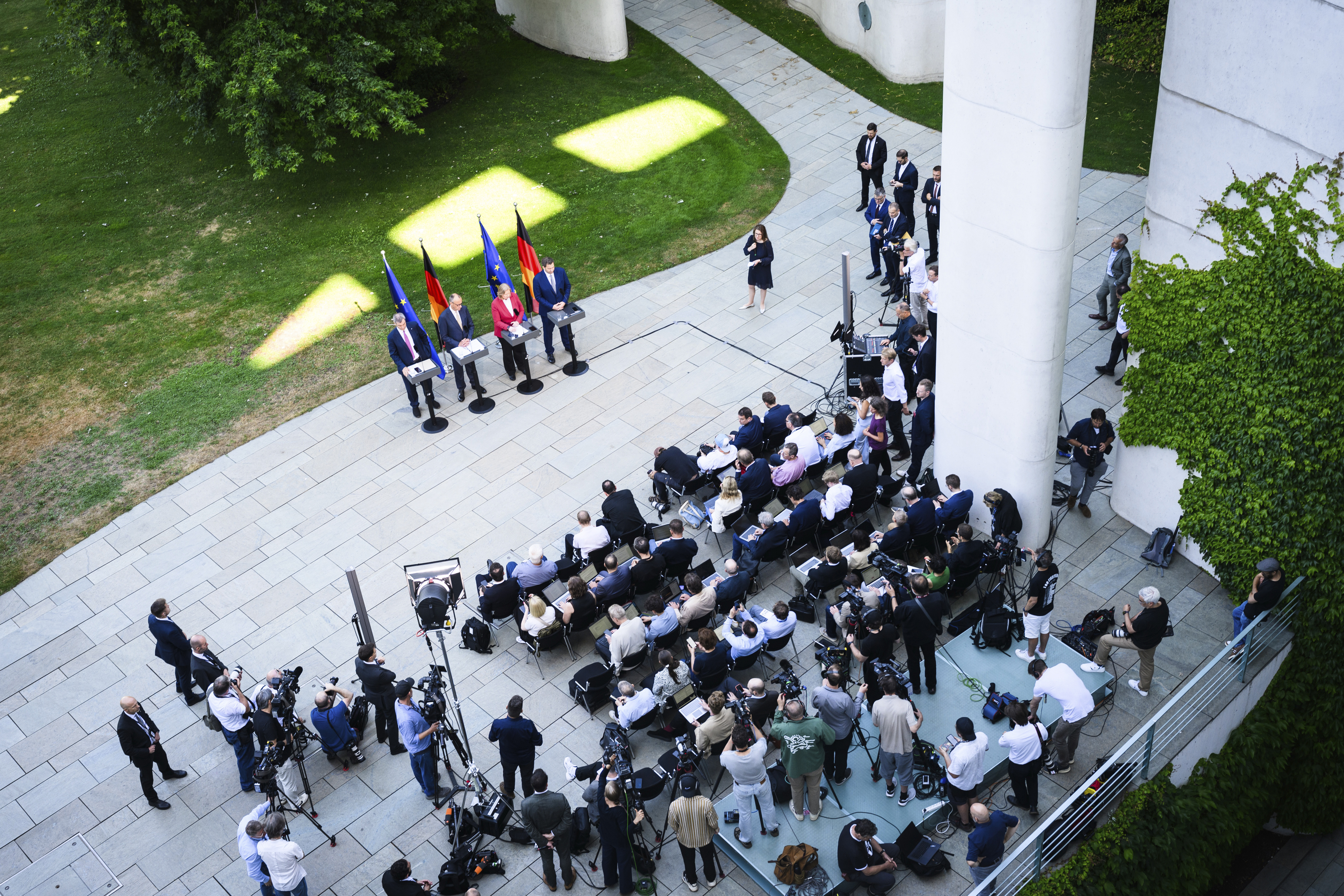 Bundeskanzler Friedrich Merz bei einer Pressekonferenz mit den Spitzen von SPD und CSU im Garten vom Bundeskanzleramt.