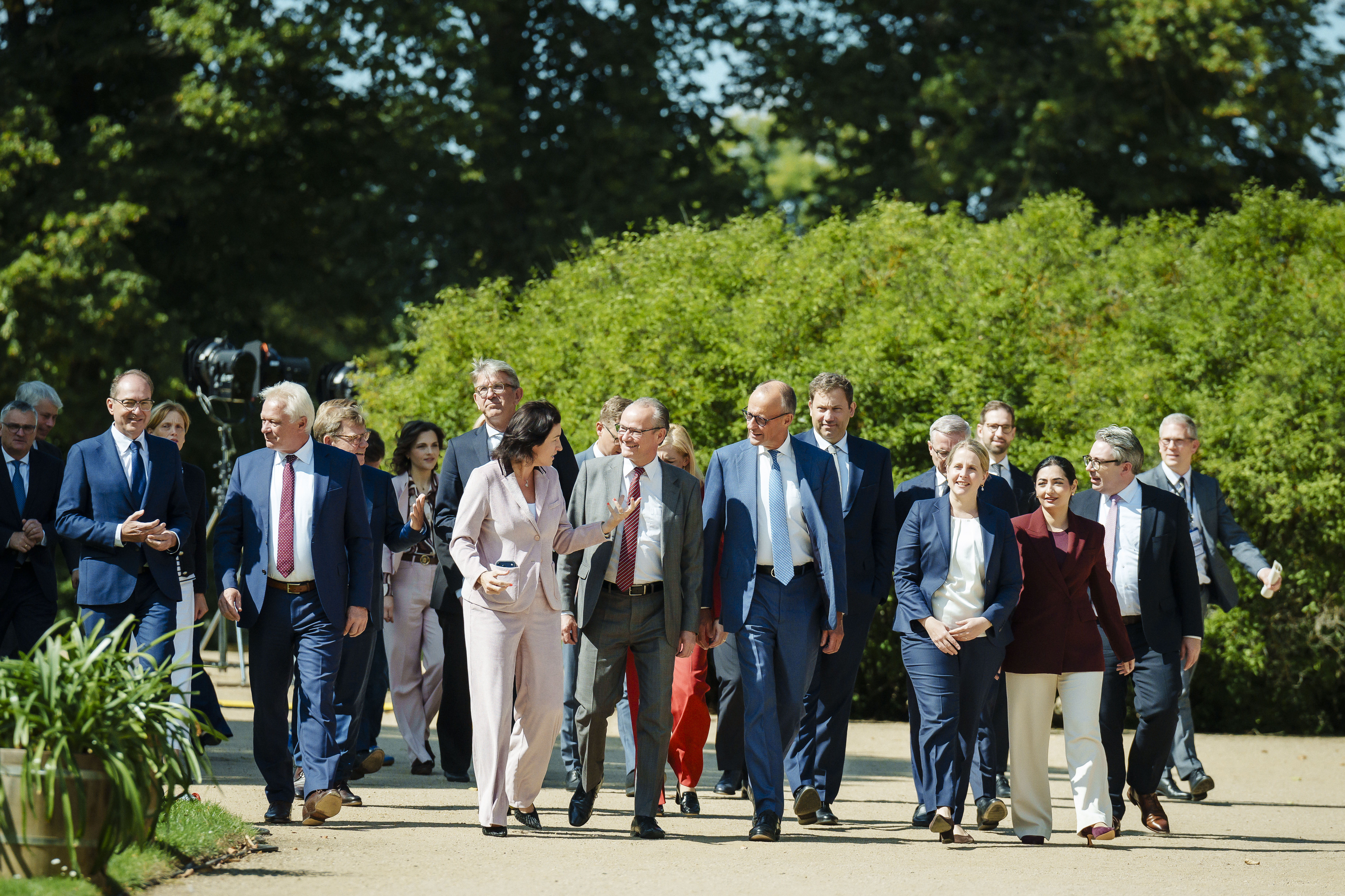 Die Mitglieder des Bundeskabinetts auf dem Weg zum Familienfoto