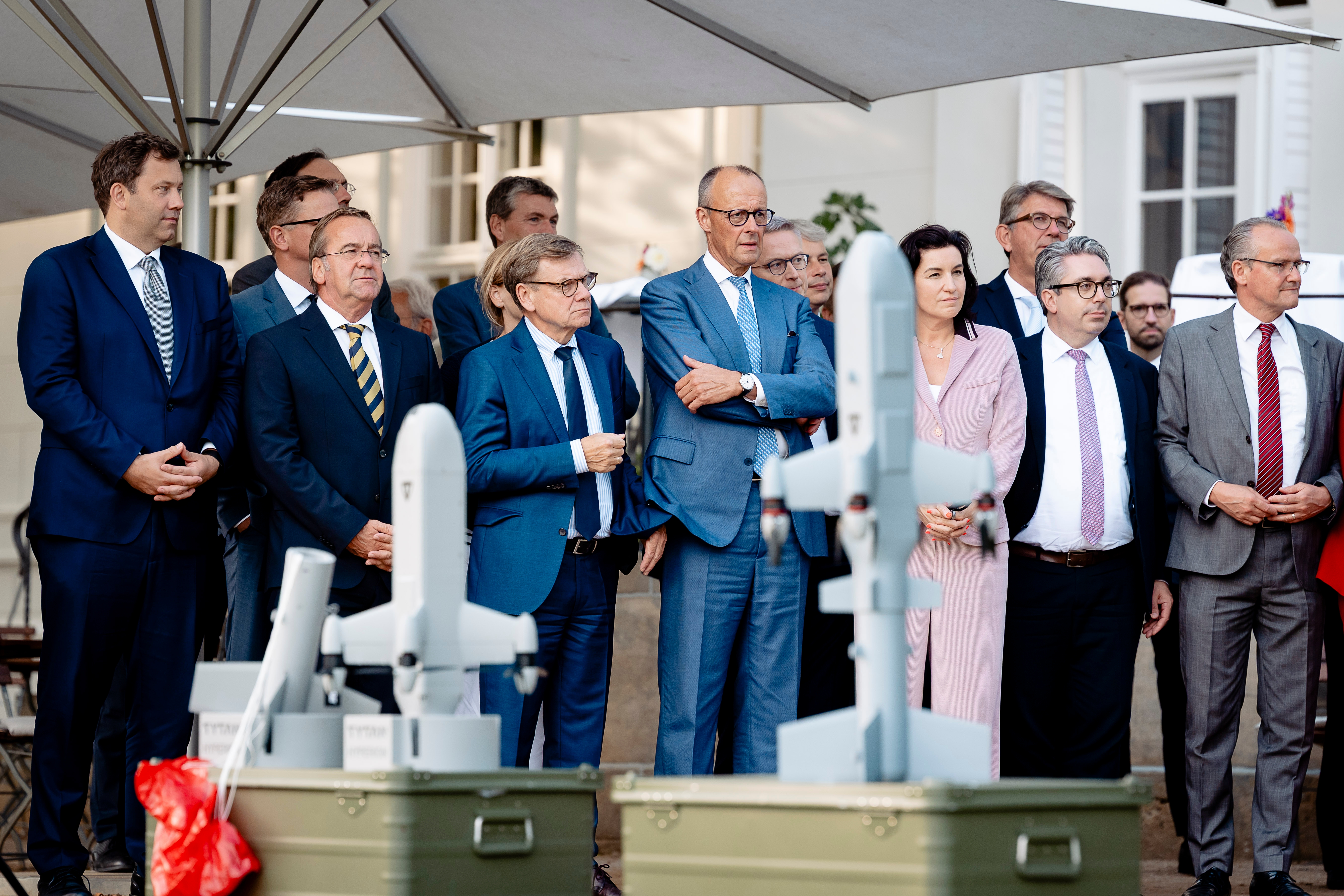 Die Mitglieder des Bundeskabinetts bei einer Drohnenvorführung.