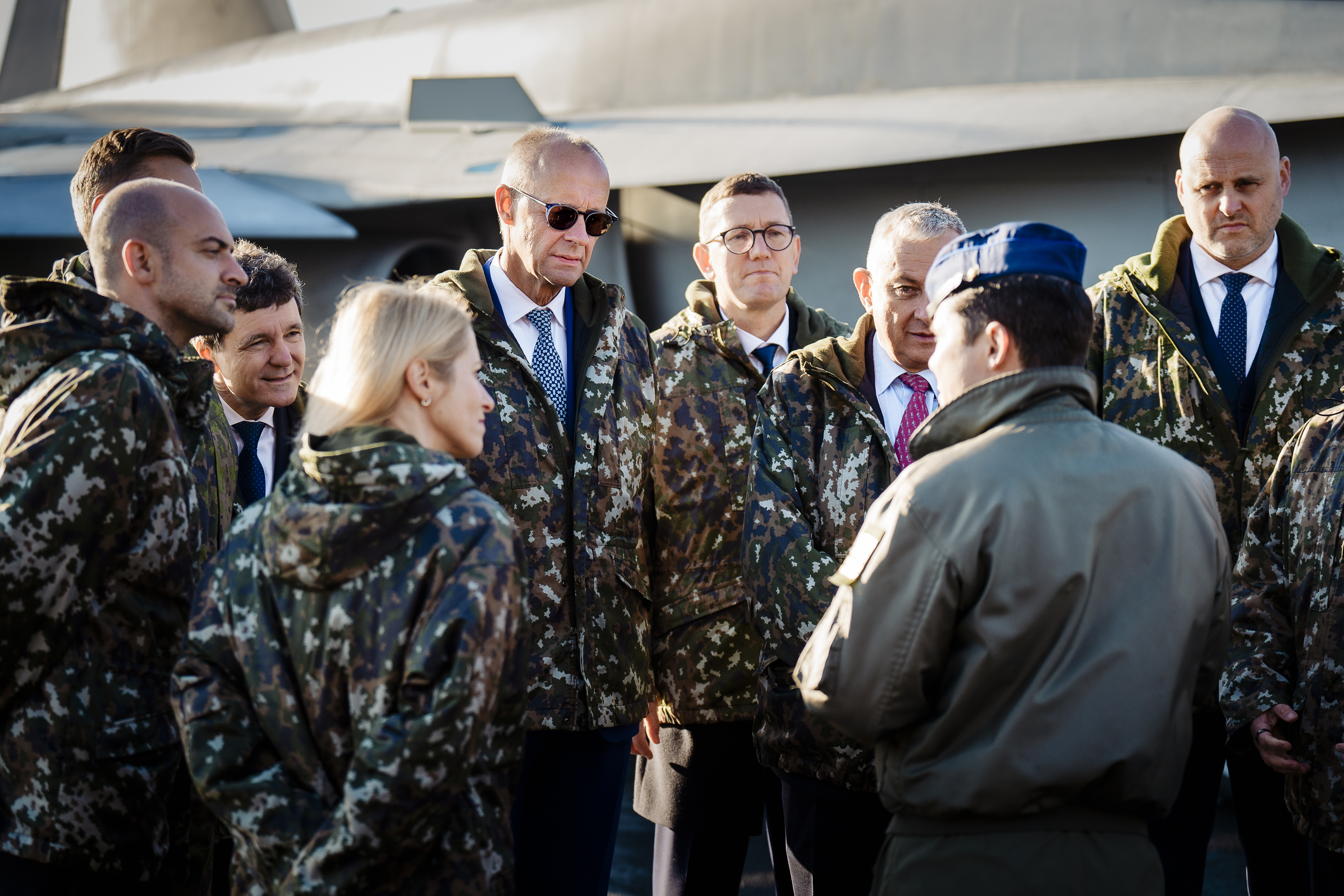 Bundeskanzler Friedrich Merz (M.) mit weiteren EU-Staats- und Regierungschefs auf dem Luftwaffenstützpunkt Lapland Air Wing.