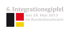 Logo des 6. Integrationsgipfel mit Fahnenelementen und Text: " 6. Integrationsgipfel am 28.05.2013 im Bundeskanzleramt"