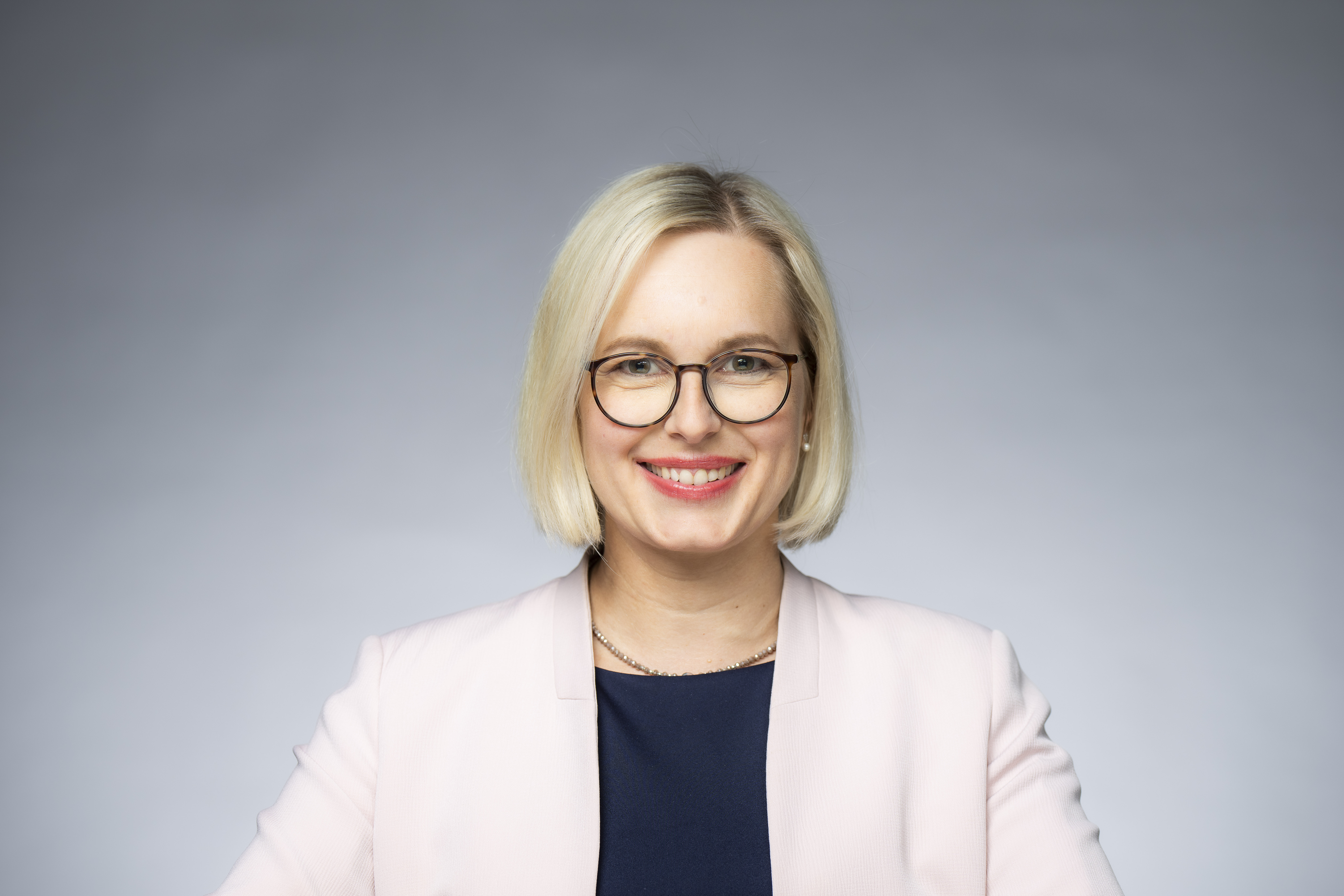 Porträtbild: Staatsministerin für Sport und Ehrenamt Christiane Schenderlein