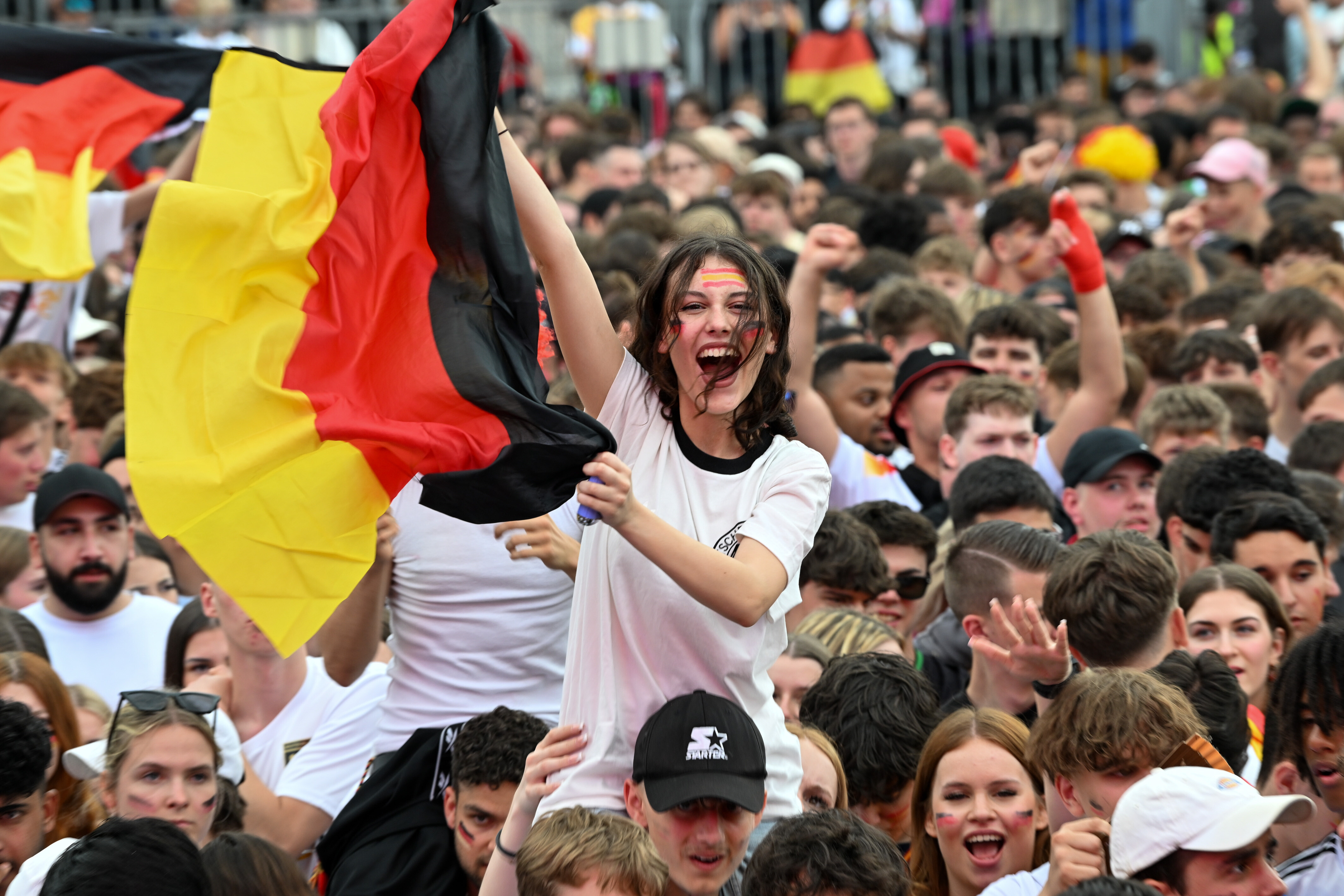 Junger Mann mit Deutschlandflagge