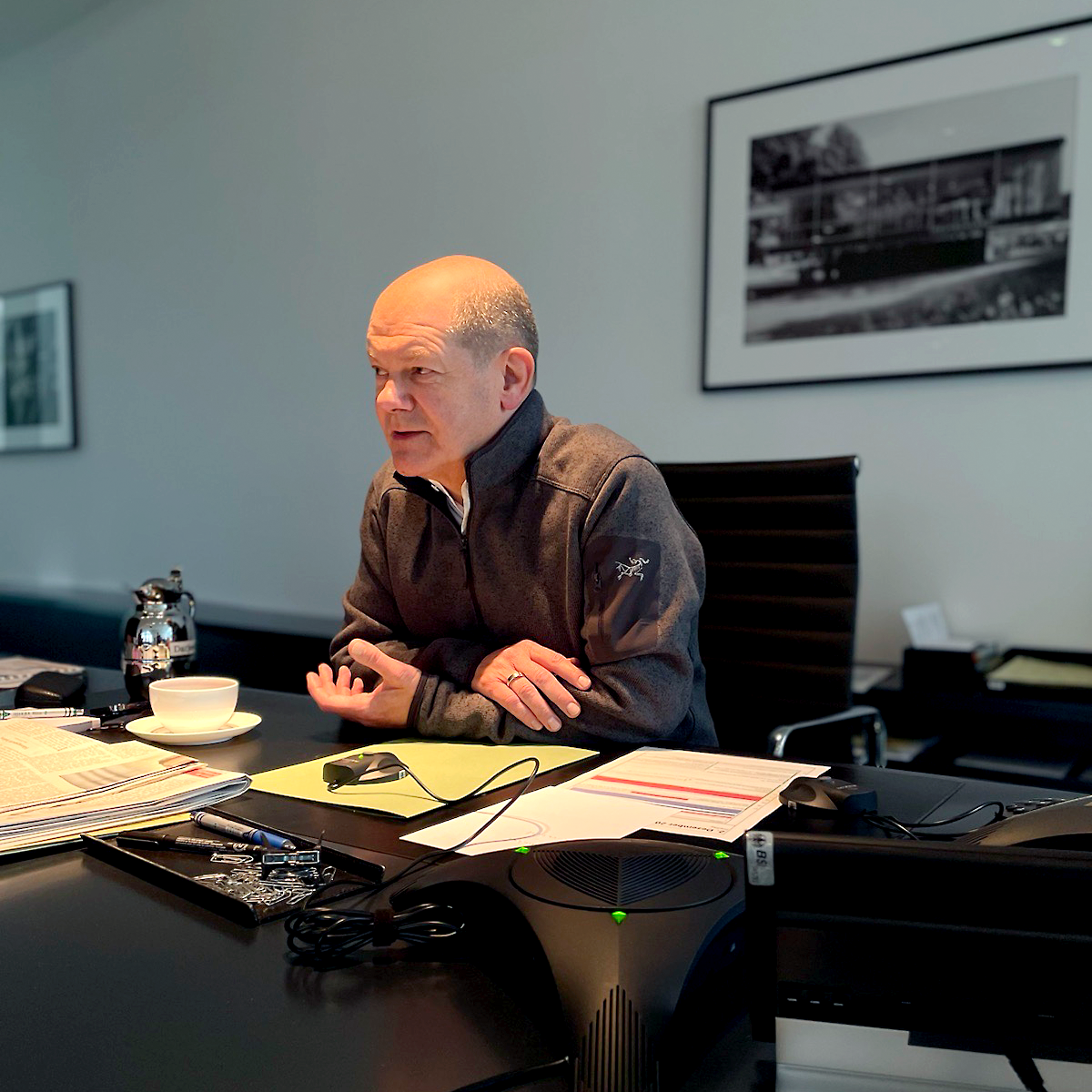 Auf dem Foto ist Bundeskanzler Scholz an seinem Schreibtisch bei einem Telefonat zu sehen.