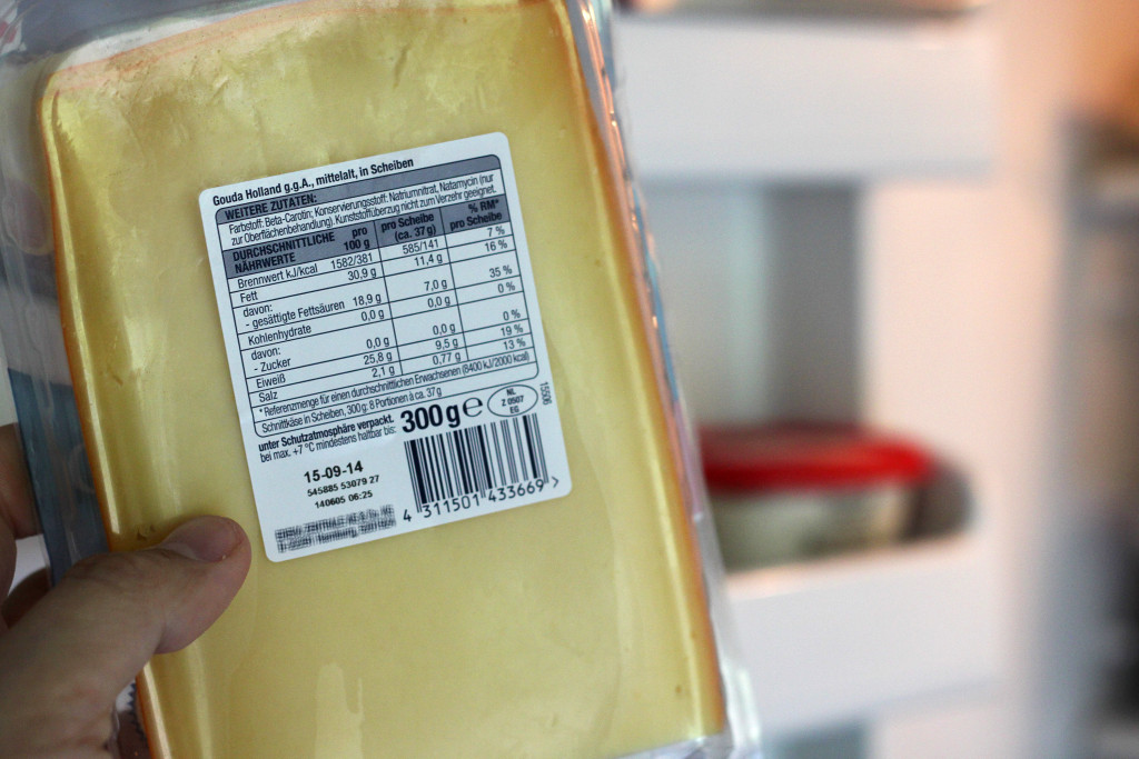 Lebensmittelkennzeichnung auf einer Packung Käse.