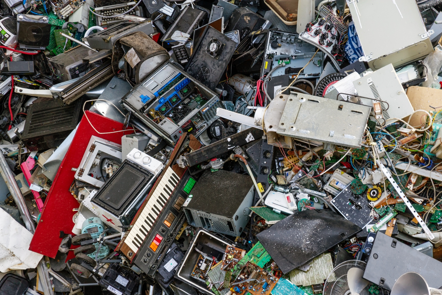 Auf dem Foto zu sehen ist diverser Elektronikschrott.