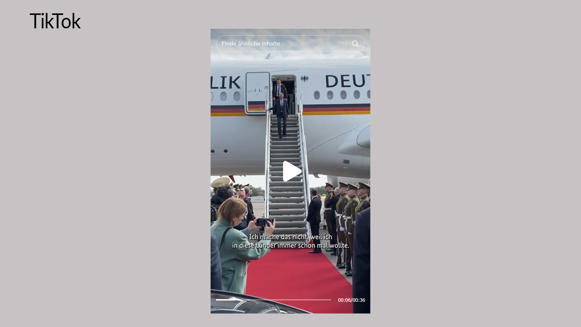 Kanzler Merz beim Aussteigen aus dem Regierungsflieger.