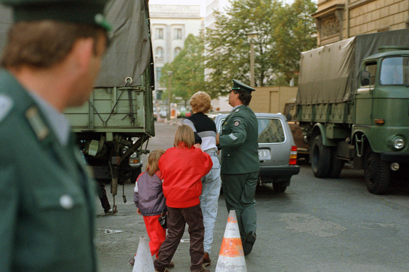 In Berlin verhaften Polizisten am 06.10.1989, einen Tag vor dem 40. Jahrestag der Gründung der Deutschen Demokratischen Republik, eine Frau, die in Begleitung ihrer Kinder ist.