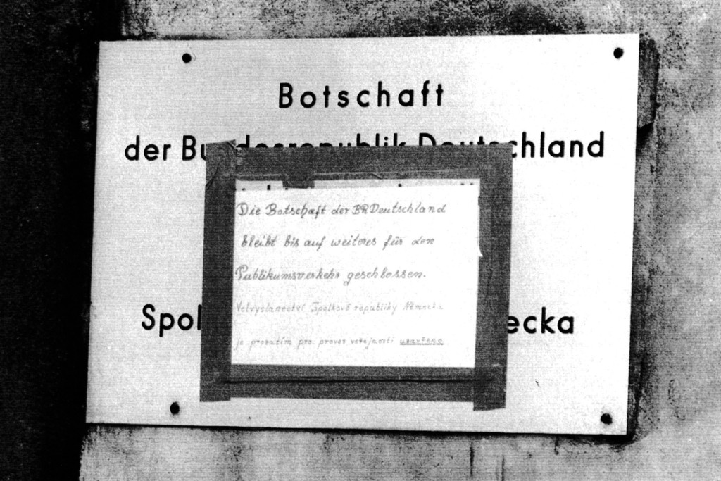 Ein Hinweisschild an der Deutschen Botschaft in Prag informiert darüber, dass die Botschaft bis auf Weiteres geschlossen bleibt.
