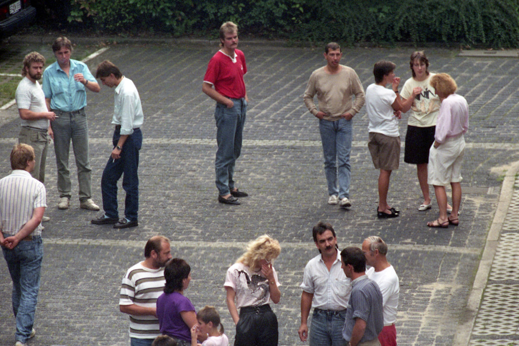 DDR-Flüchtlinge auf dem Gelände der westdeutschen Botschaft in Ostberlin am 10.08.1989