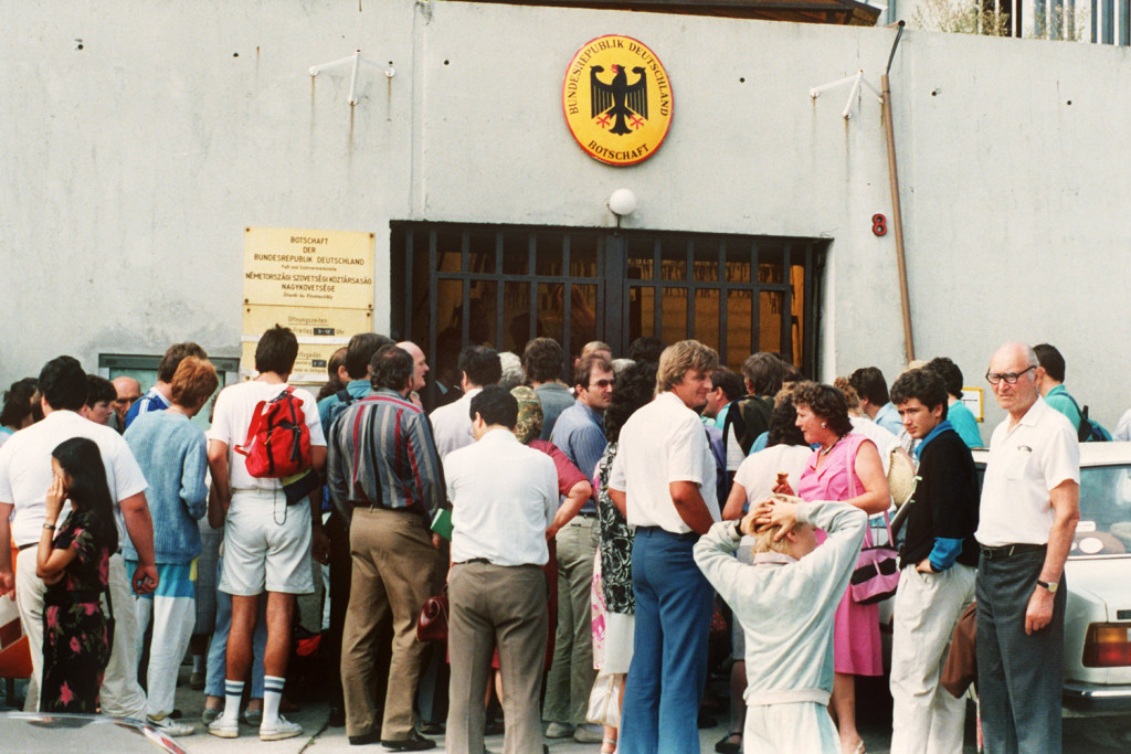 Massenandrang von ausreisewilligen DDR-Bürgern am 14.8.1989 vor der bundesdeutschen Vertretung in der Nogradi-Straße 8 in der ungarischen Hauptstadt Budapest.