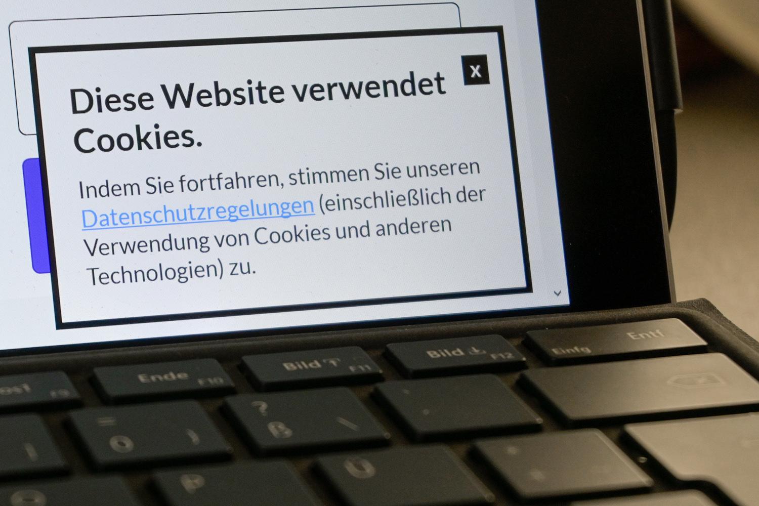 PC-Bildschirm mit Anzeige "Diese Website verwendet Cookies"