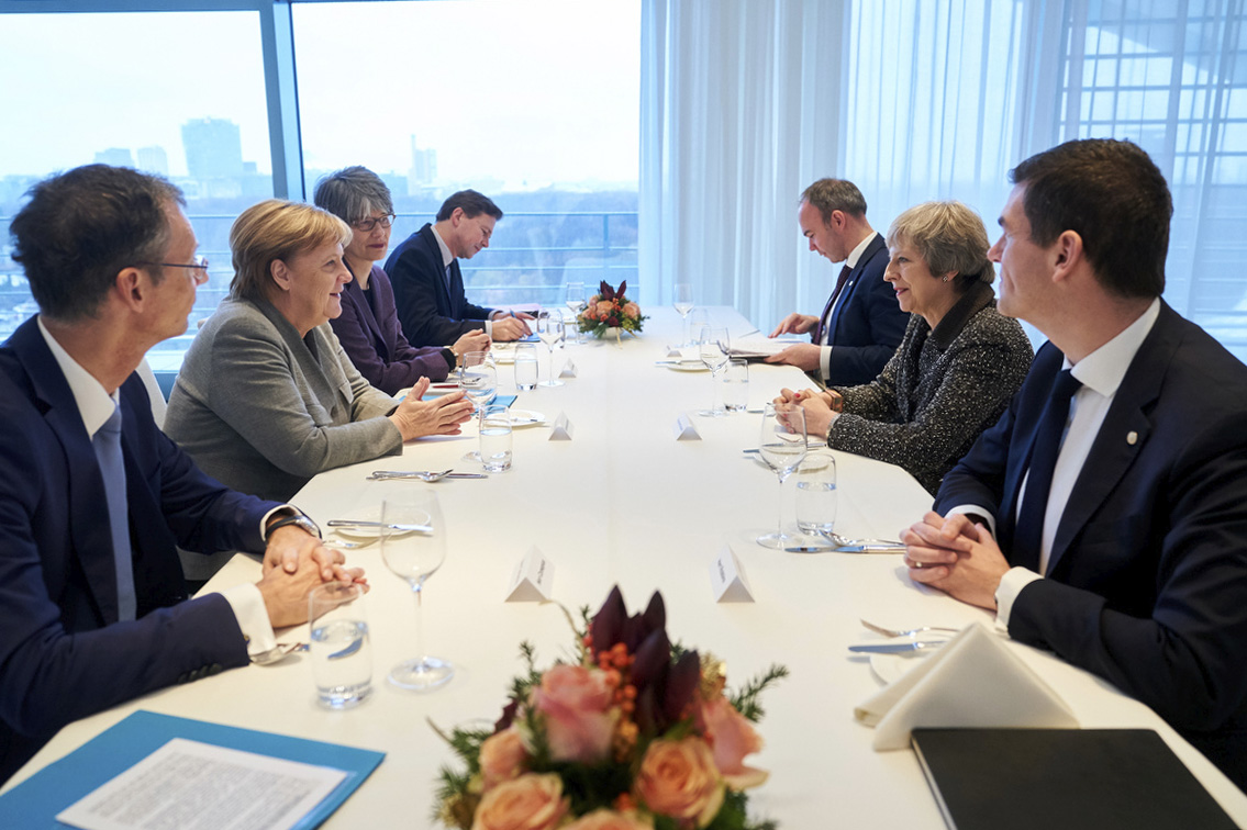 Bundeskanzlerin Angela Merkel im Gespräch mit Großbritanniens Premierministerin Theresa May.