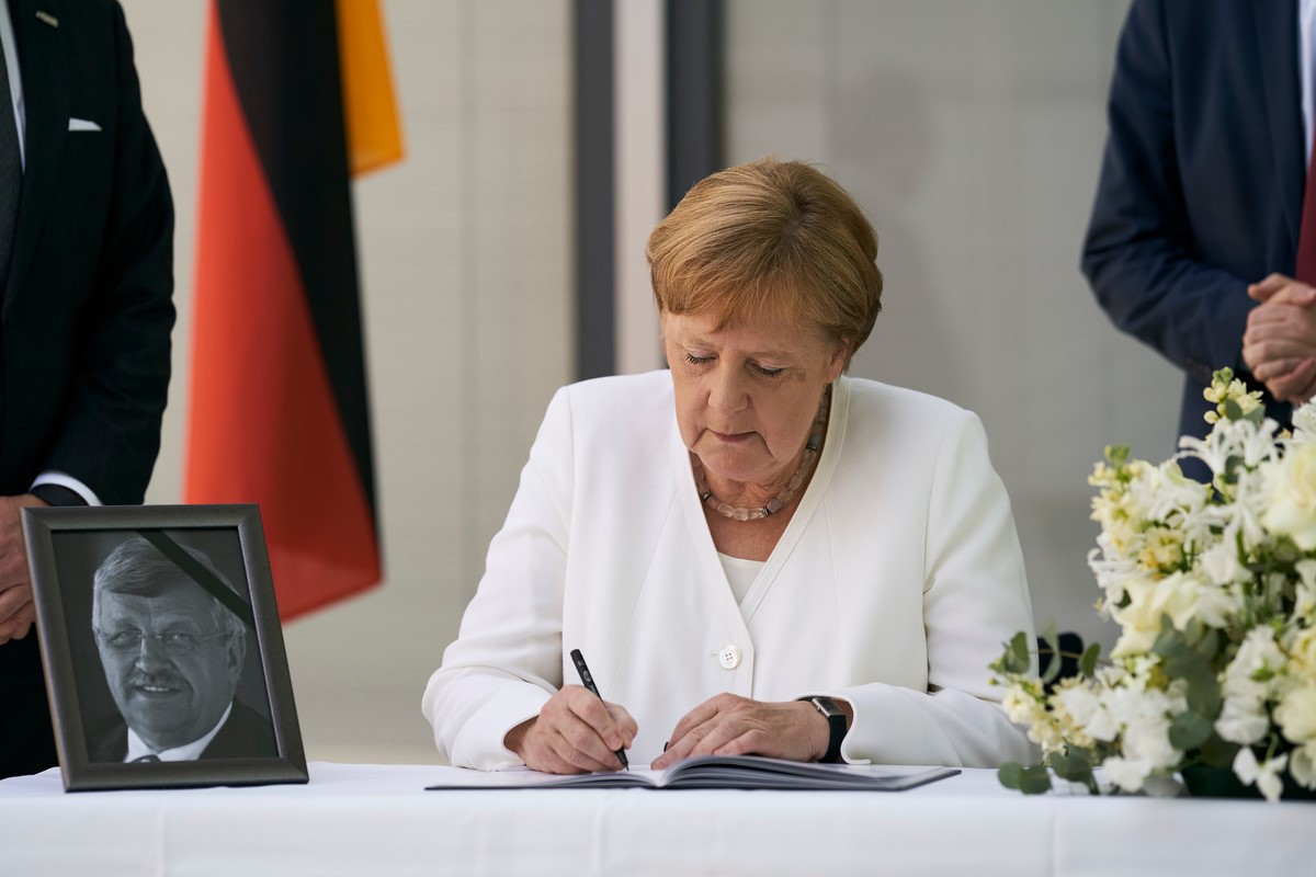 Bundeskanzlerin Merkel trägt sich in das Kondolenzbuch für Walter Lübcke ein.