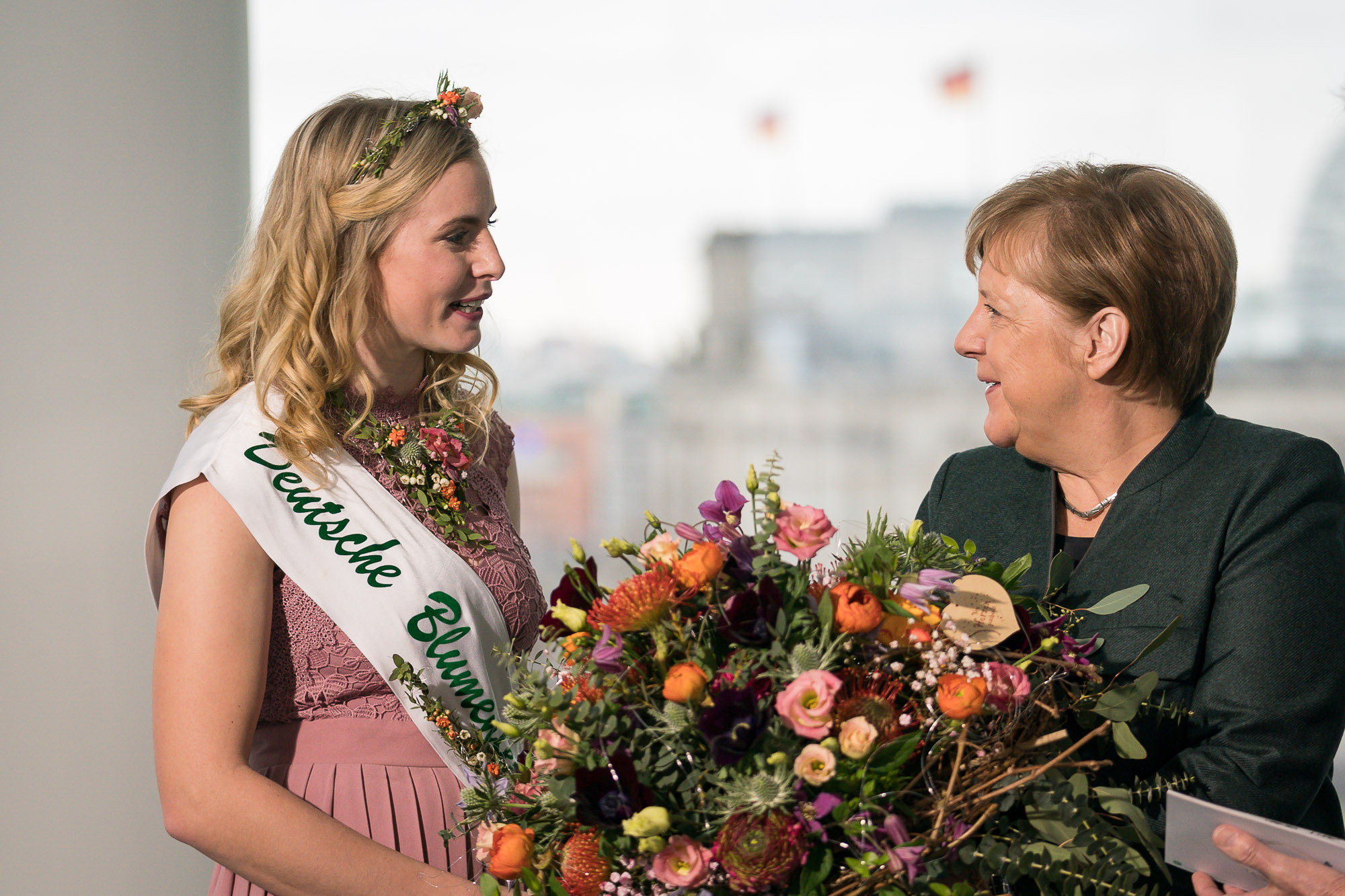 Die Deutsche Blumenfee überreicht einen Blumenstrauß an Bundeskanzlerin Angela Merkel.