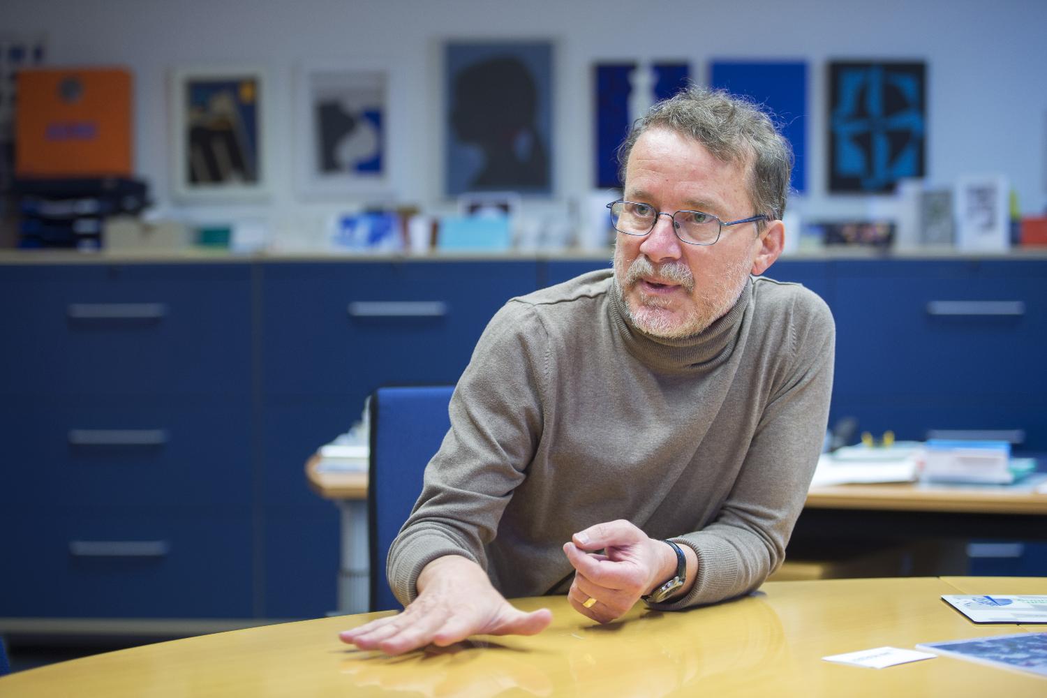 Axel Börsch-Supan bei einem Interview in seinem Büro